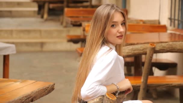 Fiatal gyönyörű lány pózol szabadban — Stock videók