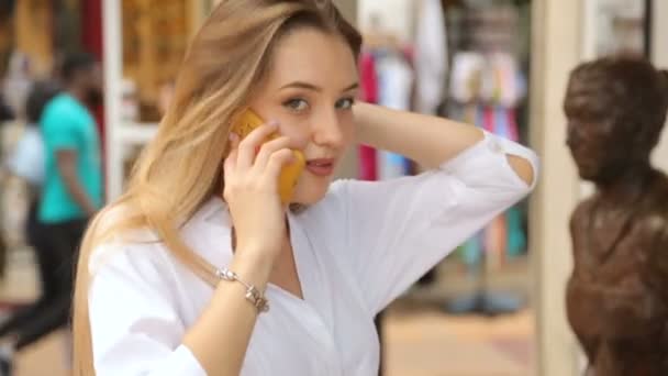Молодая красивая девушка разговаривает по телефону — стоковое видео
