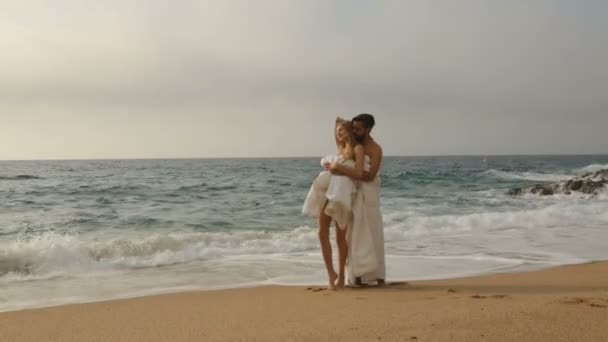 Kumsalda battaniyeli güzel bir çift. — Stok video
