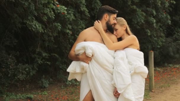 Joven hermosa pareja en zona rural en mantas — Vídeo de stock