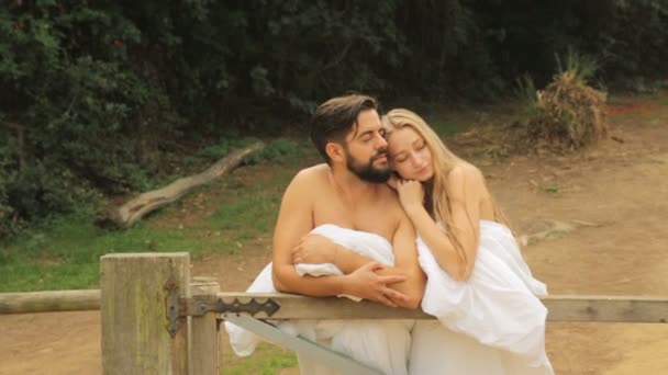 Joven hermosa pareja en zona rural en mantas — Vídeo de stock