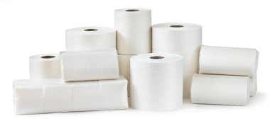 Tuvalet kağıdı ruloları, kağıt havlular ve beyaz arka planda izole edilmiş peçeteler.