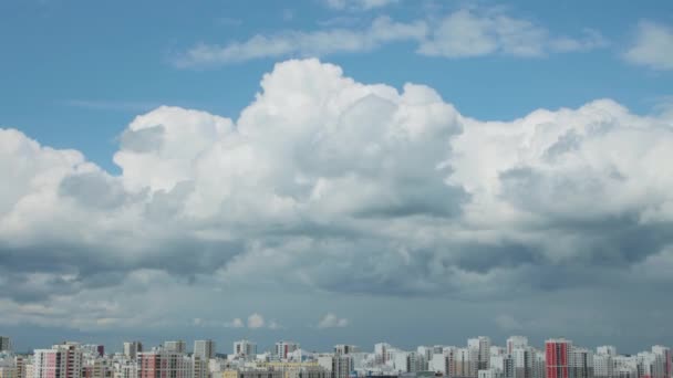 Nuvens flutuando sobre uma cidade — Vídeo de Stock
