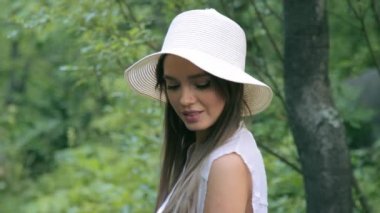 Ormanda poz veren güzel kız