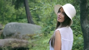 Ormanda poz veren güzel kız