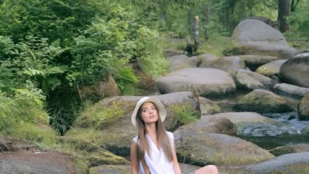 Gyönyörű lány pózol fotós az erdőben — Stock videók