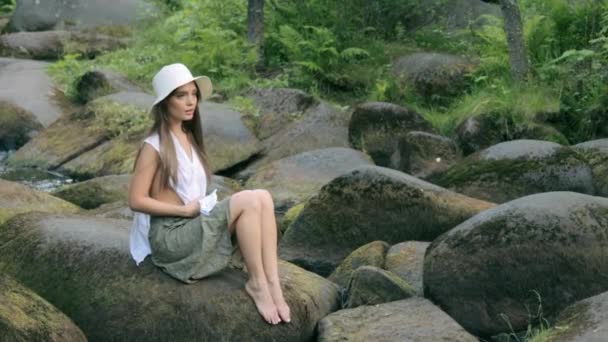Piękna dziewczyna pozowanie dla fotografa w lesie — Wideo stockowe