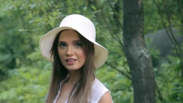 Piękna dziewczyna pozowanie w lesie — Wideo stockowe