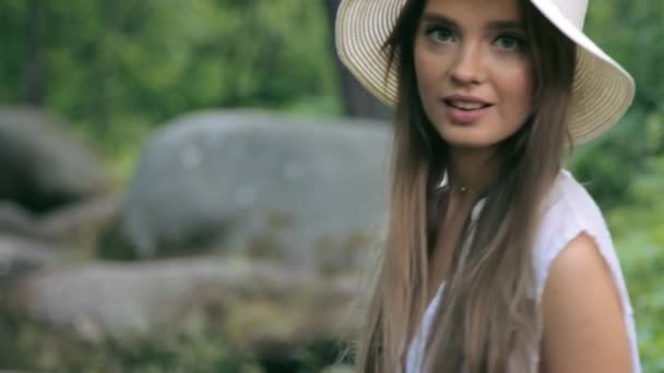 Piękna dziewczyna pozowanie w lesie — Wideo stockowe