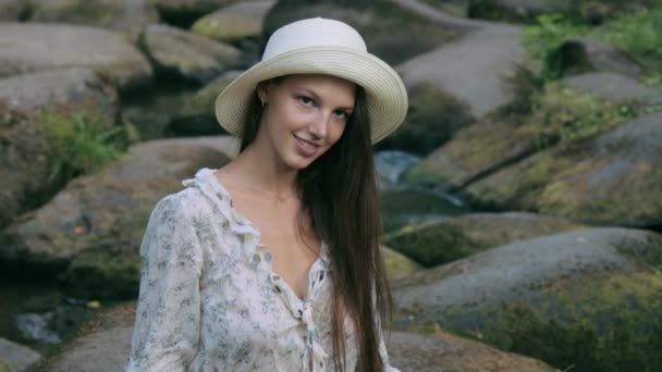 Mooi meisje poseren voor fotograaf in bos — Stockvideo