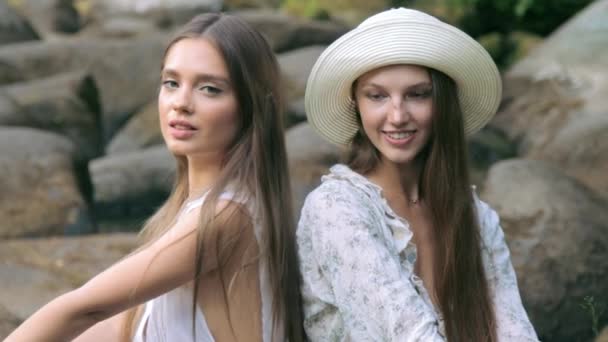 Twee mooie meisje poseren in het bos — Stockvideo