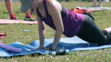 Şınav çekmeyi açıklayan spor eğitmeni.