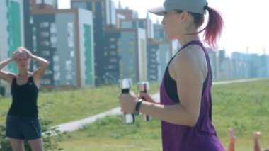 Egzersiz yapmayı açıklayan spor eğitmeni