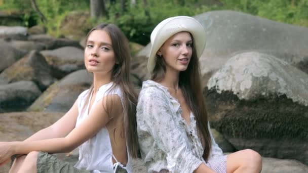 Deux belles filles posant dans la forêt — Video