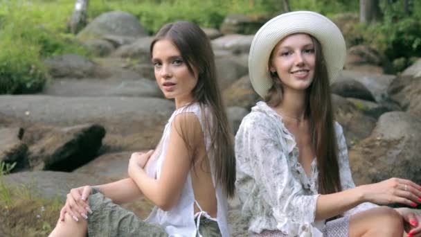 Dwie piękne dziewczyny pozowanie w lesie — Wideo stockowe