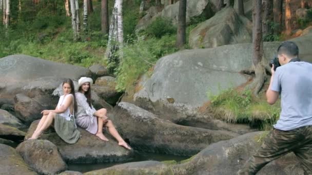 Deux belles filles posant pour photographe en forêt — Video