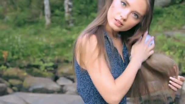 Piękna dziewczyna czesanie jej włosy — Wideo stockowe