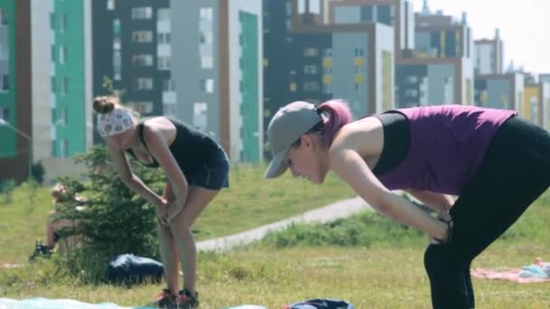 Две женщины занимаются фитнесом на открытом воздухе — стоковое видео