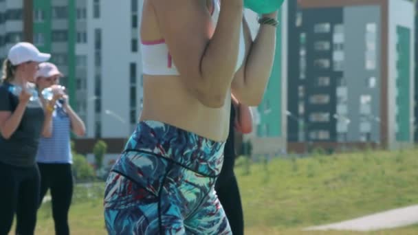 Groupe de femmes faisant des exercices de conditionnement physique à l'extérieur — Video