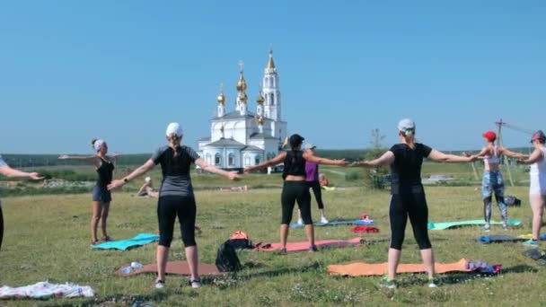 Skupina žen, které cvičí venku — Stock video