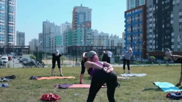 Grupp av kvinnor som motionerar utomhus — Stockvideo