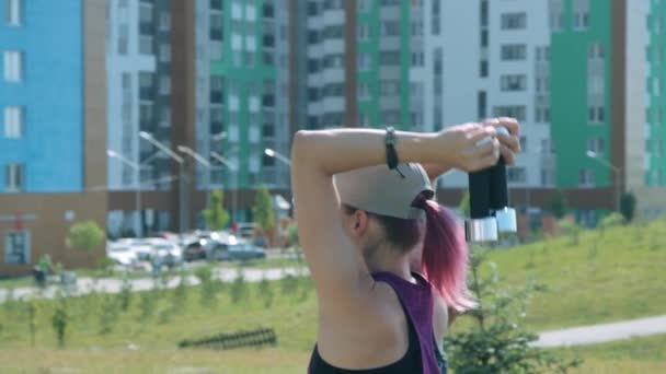 Fitness tränare förklarar hur man motionerar — Stockvideo