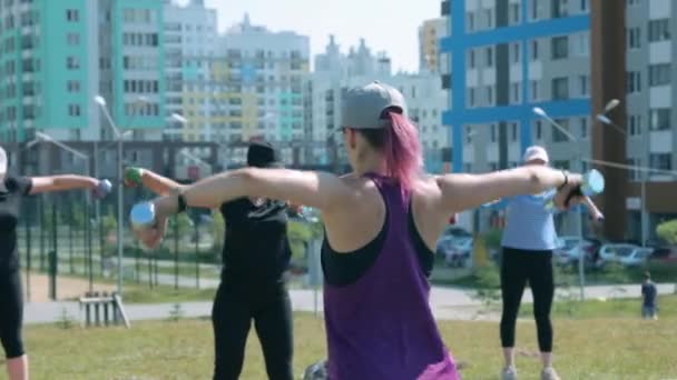 Grupo de mulheres fazendo exercícios de fitness ao ar livre — Vídeo de Stock