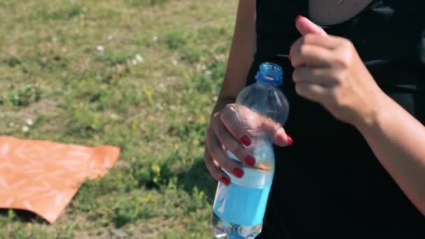 Γυναίκα πόσιμο νερό από το μπουκάλι — Αρχείο Βίντεο