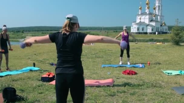 Fitnesz gyakorlatokat végző nők csoportja a szabadban — Stock videók