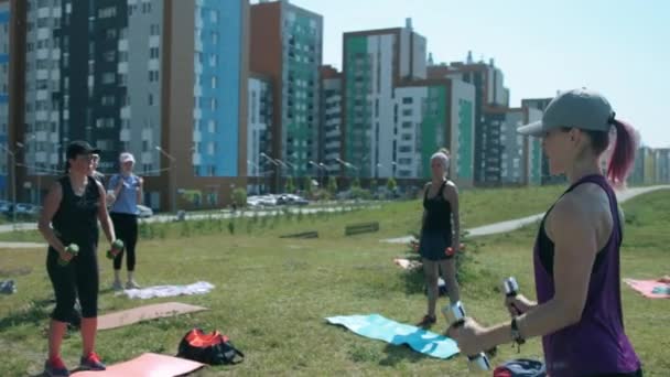 Bir grup kadın dışarıda spor yapıyor. — Stok video
