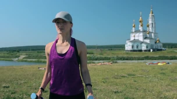 Fitnesz gyakorlatokat végző nők csoportja a szabadban — Stock videók