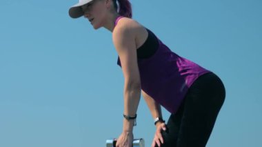 Spor eğitmeni dışarıda spor yapıyor.