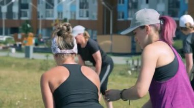Nasıl egzersiz yapılacağını açıklayan spor eğitmeni.