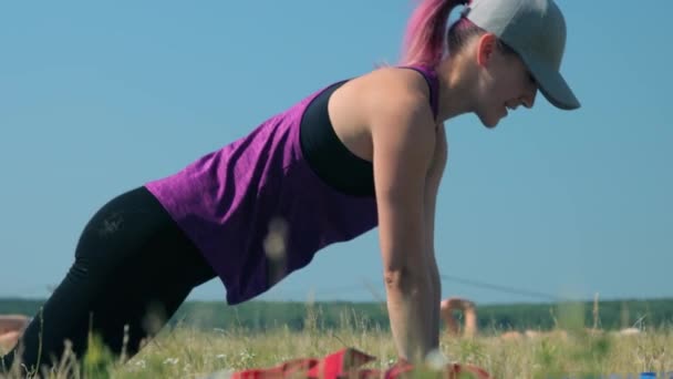 Entraîneur de fitness faisant des pompes à l'extérieur — Video