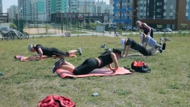 Gruppe von Frauen macht Liegestütze im Freien — Stockvideo