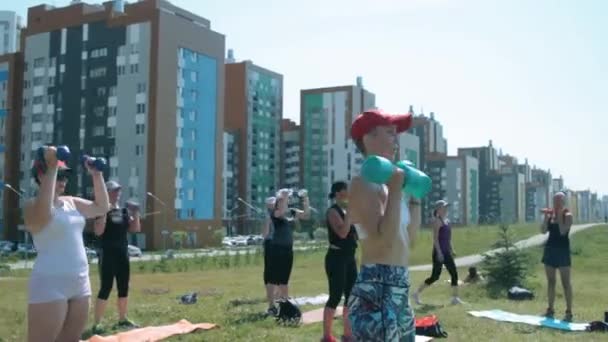 Groupe de femmes faisant des exercices de conditionnement physique à l'extérieur — Video