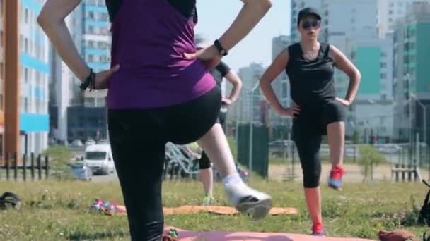Skupina žen, které cvičí venku — Stock video