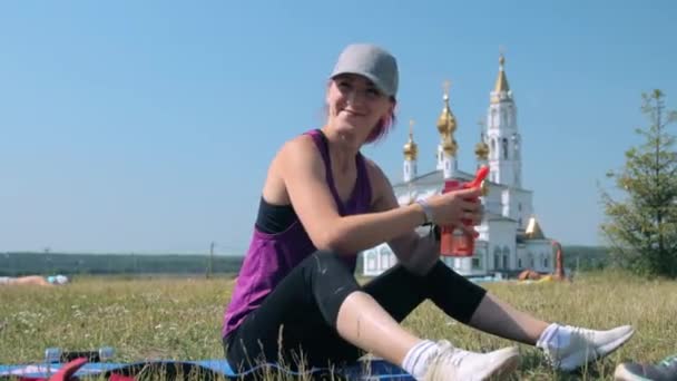 Frau trinkt Wasser aus Flasche — Stockvideo