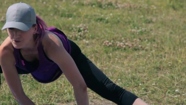 Femme s'étirant après avoir fait des exercices — Video