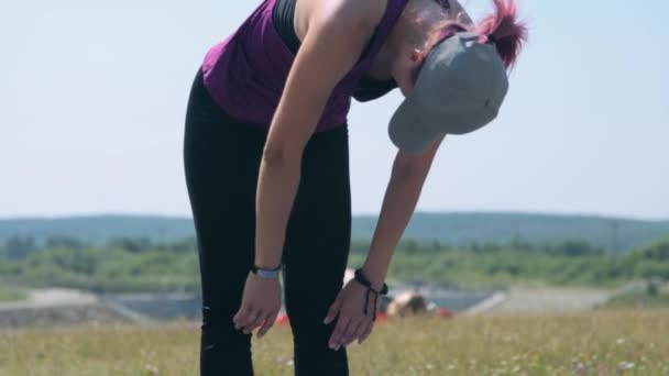 做完运动后伸懒腰的女人 — 图库视频影像