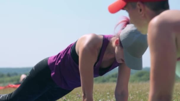 Женщины растягиваются после упражнений — стоковое видео