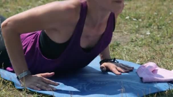 운동을 한 후에 몸을 쭉 펴는 여성들 — 비디오