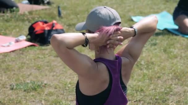 Mulheres se alongando depois de fazer exercícios — Vídeo de Stock