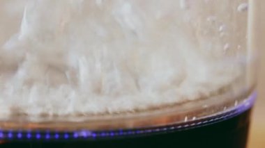 Çaydanlıkta kaynar su