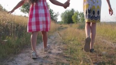 Kırsal yolda yürüyen iki küçük kız