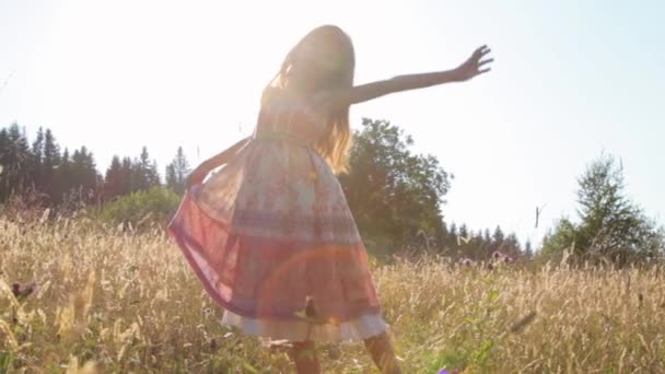 夏の野外で踊る少女 — ストック動画