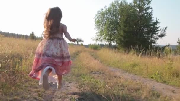 田舎道を走っている少女 — ストック動画