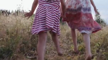Yaz tarlasında koşuşturan iki küçük kız
