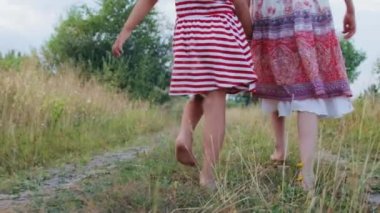 Kırsal yolda yürüyen iki küçük kız