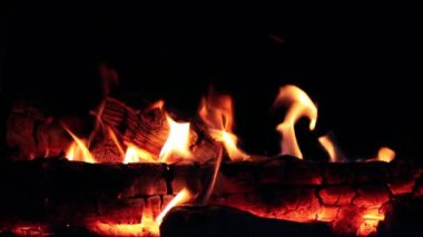 Taş fırında ateş yavaş çekimde